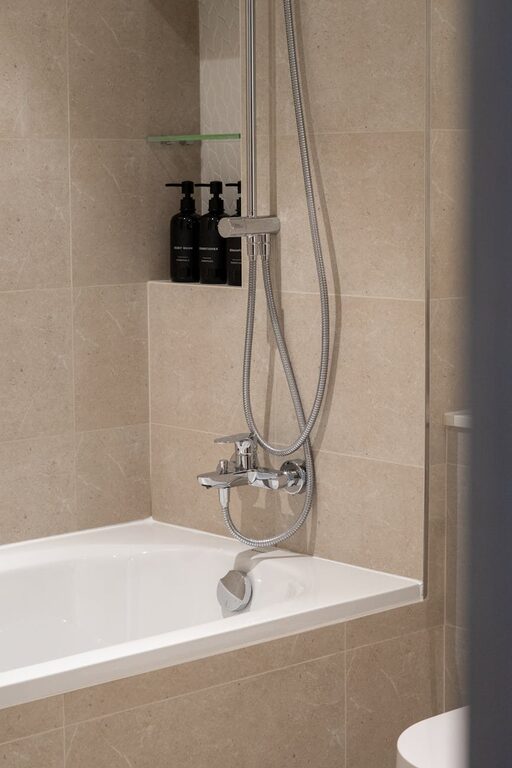 How to Create a Minimalist Bathroom Setup: A Simple Step-by-Step Guide